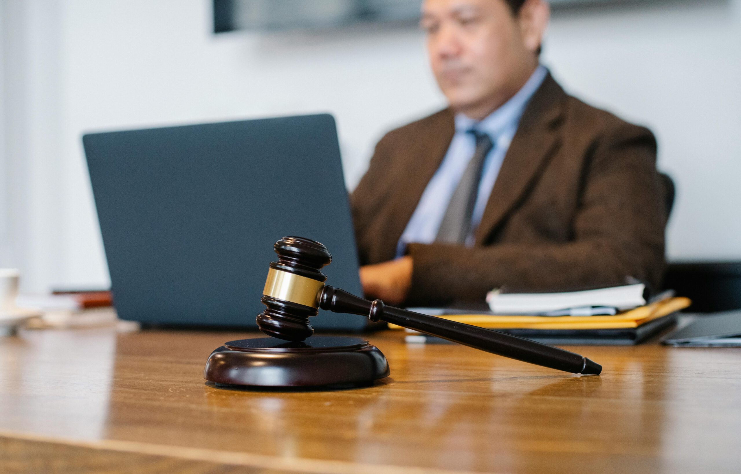 Ernte Asiatischen Richter, Der Auf Laptop Im Büro Arbeitet