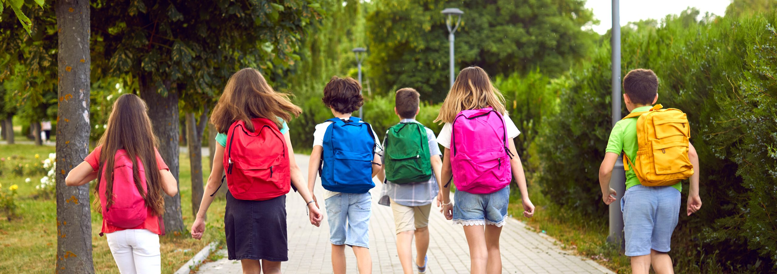 Kinder auf dem Weg zur Schule.